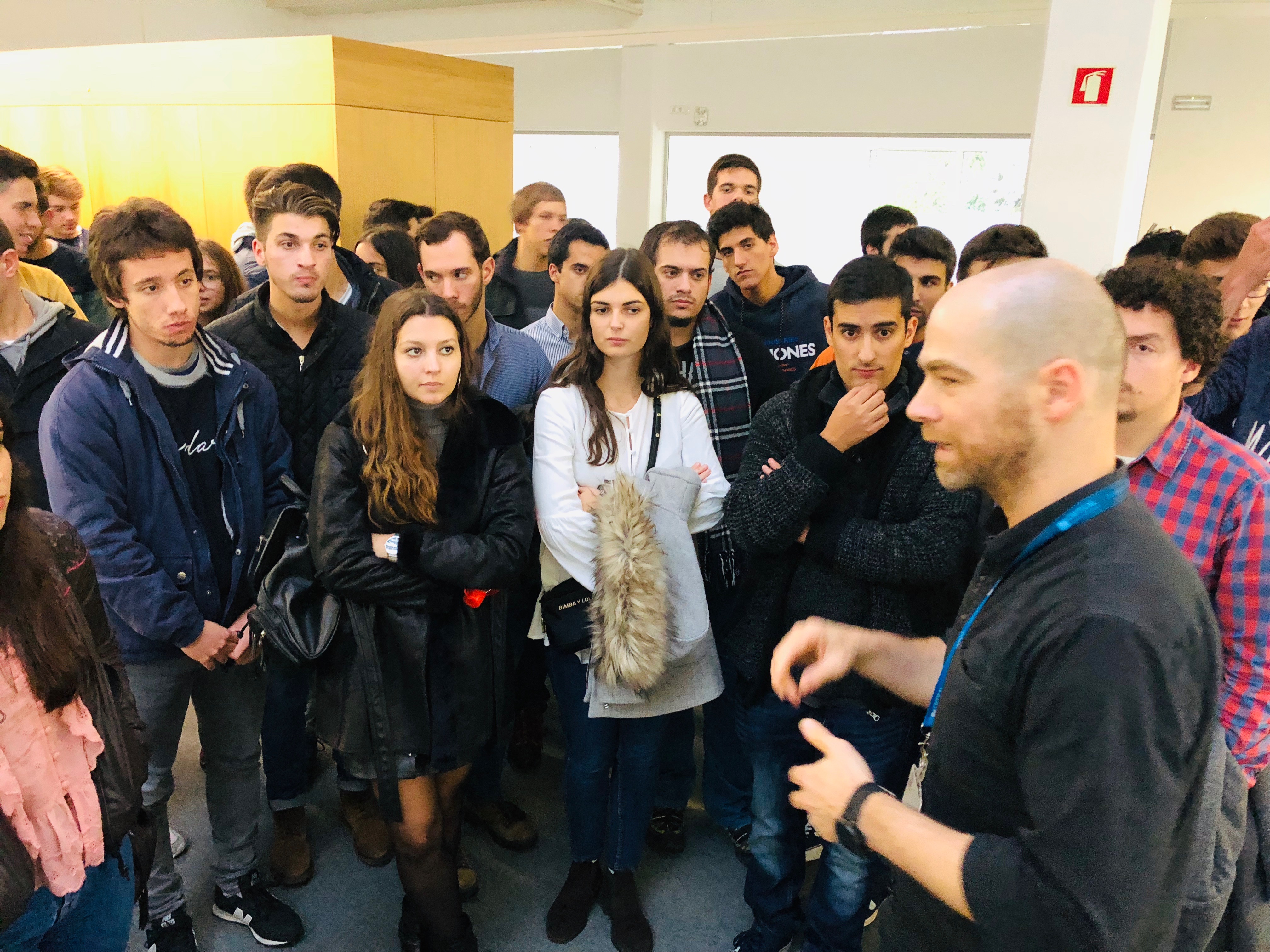 Estudantes da Universidade do Minho em visita ao TECMAIA